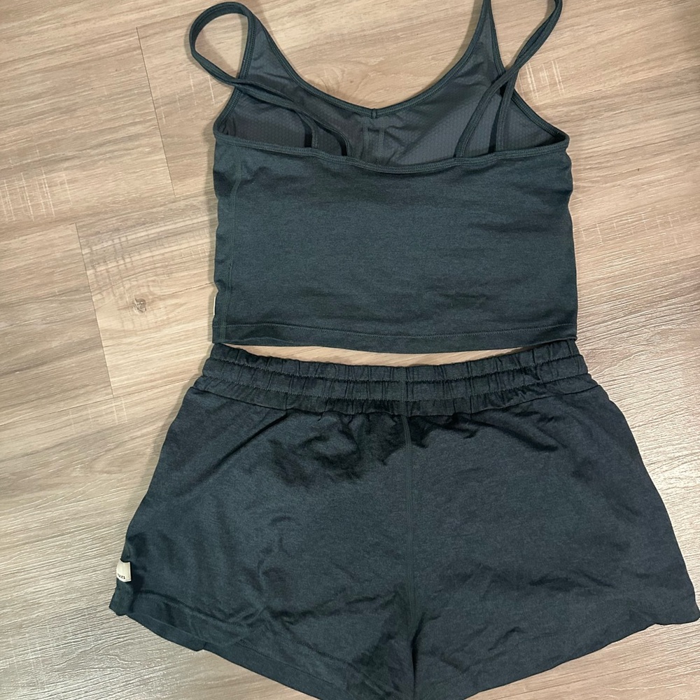 Vuori Halo Performance Top and Shorts Set in Stone Heather - Picture 2 of 6